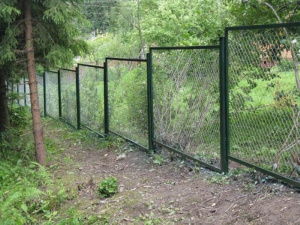 Секционный забор из сетки рабицы на неровном участке