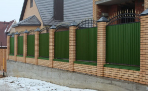 Кирпичные столбы для забора из профнастила с ковкой